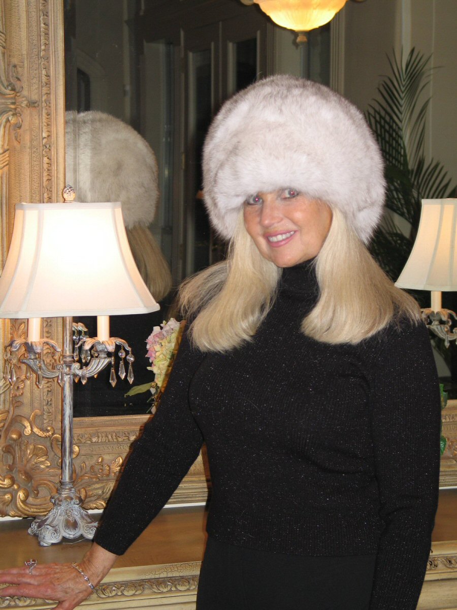 Blue fox hat cheap